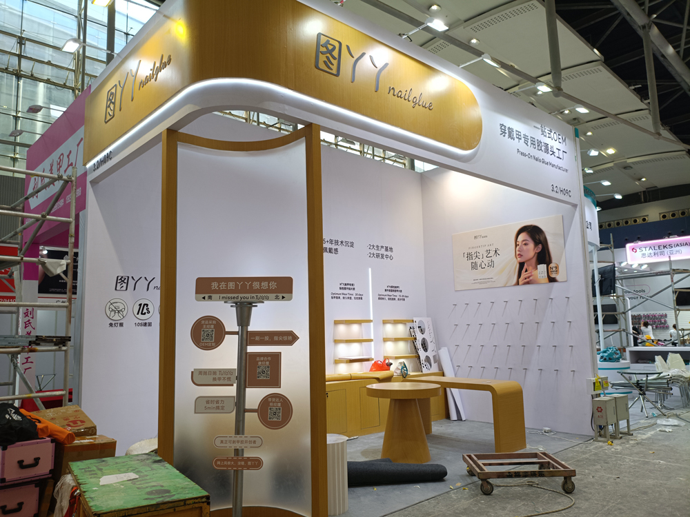 圖YY穿戴專用膠展臺搭建第二天現場效果