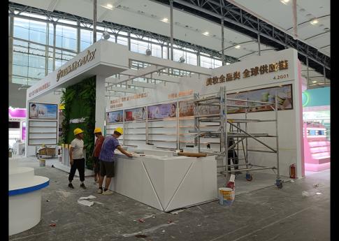 2025年9月廣州美博會(huì)興富國(guó)際集團(tuán)展臺(tái)搭建第二天現(xiàn)場(chǎng)效果