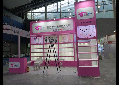 2025年9月廣州美博會深圳市卡樂爾化妝用品展臺搭建第二天現(xiàn)場效果